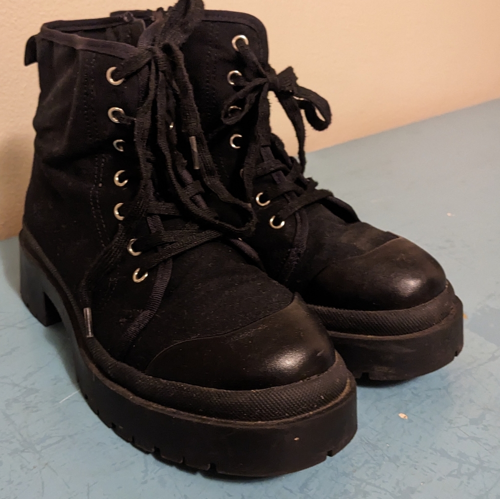 Torrid 9WW black canvas combat boots